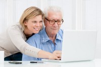 /album/tecnologias3/a10044348-feliz-sonriente-joven-ensenando-y-mostrando-la-nueva-tecnologia-informatica-a-su-abuelo-jpg/
